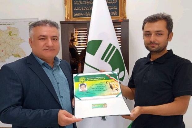 سنندج- مدیرکل حفاظت محیط زیست کردستان ازصدور کارت برای ۱۰۰ همیار محیط‌بان در استان خبر داد و گفت: با توسعه این شبکه شمار حافظان افتخاری محیط زیست استان تا پایان سال به ۲۰۰نفر افزایش می‌یابد.