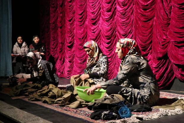 امروز در ارومیه، صحنه تئاتر فقط محل اجرا نبود؛ تریبونی بود برای فریاد آرامِ توانمندی، برای زن و مردی که با وجود معلولیت، ایستادند و هنر را به زبان عدالت و امید ترجمه کردند.