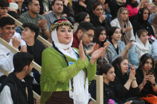 در دامنه‌های باشکوه زیویه، جایی که تاریخ با طبیعت دست دوستی داده است، سومین جشنواره فرهنگی زیویه آغاز می‌شود؛ جشنی از جنس زمین، مردم و زنان بیداری که با دستان خود ریشه‌ها را زنده و آینده را روشن نگاه داشته‌اند.