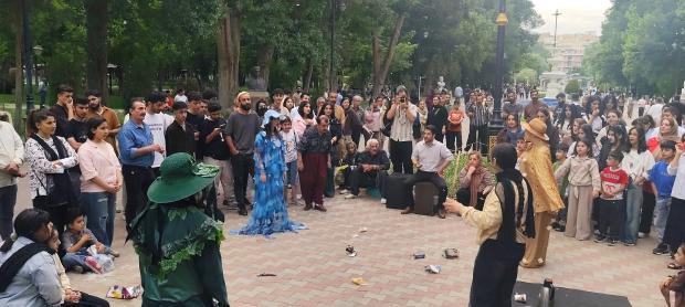وقتی زمین، آب و درخت سخن می‌گویند؛ نمایش «ژینگه بۆ ژیان» در سقز اجرا شد