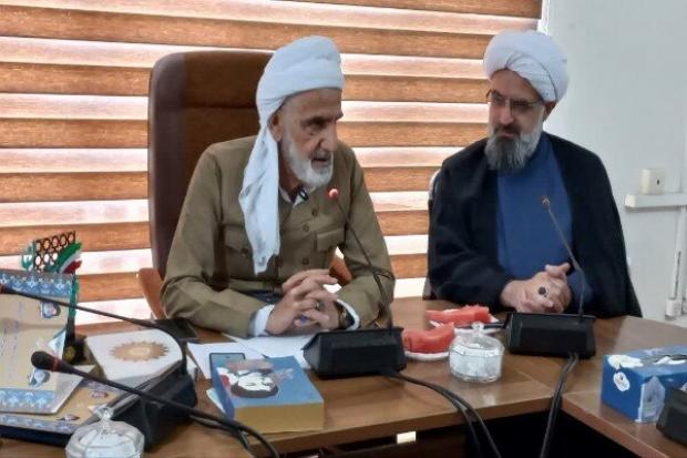 سنندج- امام جمعه سنندج با تأکید بر اینکه وحدت تنها به معنای کنار هم بودن نیست، گفت: وحدت واقعی زمانی شکل می‌گیرد که در عدالت، مساوات، مشورت، مسائل اقتصادی و همدلی مردم نمود عملی داشته باشد.