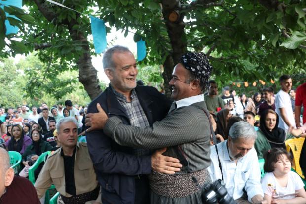 دیدار دکتر مسعود پزشکیان با سردبیر زنان بیدار به عنوان دو دوست صمیمی و قدیمی