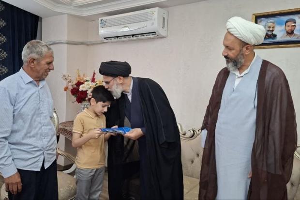 تبریز- مدیرکل تبلیغات اسلامی آذربایجان‌شرقی با حضور در منزل شهید مدافع حرم اکبر زوار جنتی، با خانواده این شهید دیدار و از مقام شامخ شهدا و ایثار خانواده‌های آنان تجلیل کرد.
