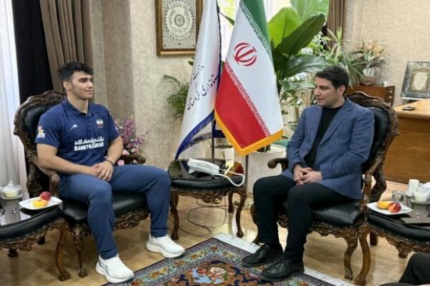 سنندج- استاندار کردستان در دیدار با آژوان نمازی، والیبالیست مریوانی و قهرمان جهان، از اختصاص زمین یا واحد مسکونی به این ملی‌پوش نوجوان به پاس افتخارآفرینی در رقابت‌های جهانی خبر داد.