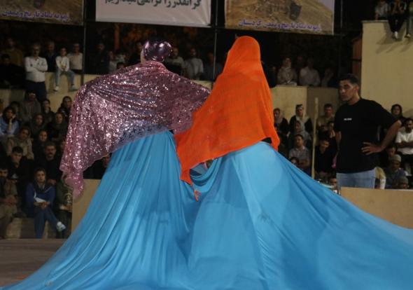 سقز امروز بوی آیین، تئاتر و احساس می‌دهد. سومین جشنواره نمایش‌های آیینی ـ سنتی زیویه، پس از سه روز اجراهای درخشان و مردمی، امروز شنبه ۱۹ مهرماه از ساعت ۱۱ در رستوران شانشین سقز با حضور هنرمندان، داوران، مسئولان و اصحاب رسانه به کار خود پایان می‌دهد.
