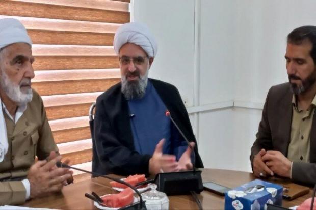 سنندج- دبیر ستاد امر به معروف و نهی از منکر کشور گفت:حفظ وحدت و انسجام ملی از مهم‌ترین وظایف علما و بزرگان دینی است ودر شرایطی که دشمن به دنبال ایجاد تفرقه است این مسئولیت اهمیت بیشتری دارد.