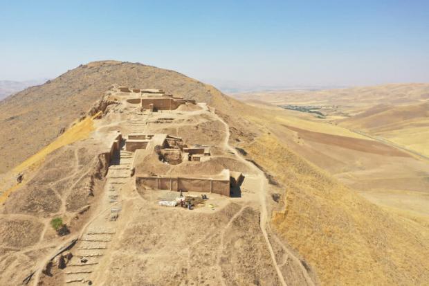 مدیر پایگاه میراث ملی زیویه با اشاره به پایان عملیات پاک‌سازی، سامان‌دهی و مرمت اضطراری بخش‌های آسیب‌پذیر این محوطه تاریخی گفت: با توجه به وسعت مجموعه و ضرورت استمرار حفاظت پیشگیرانه، پایان عملیات این فصل به معنای پایان نیازهای حفاظتی زیویه نیست و برای جلوگیری از گسترش آسیب‌ها باید برنامه‌های مرمتی و پایشی در مراحل بعدی نیز ادامه یابد.