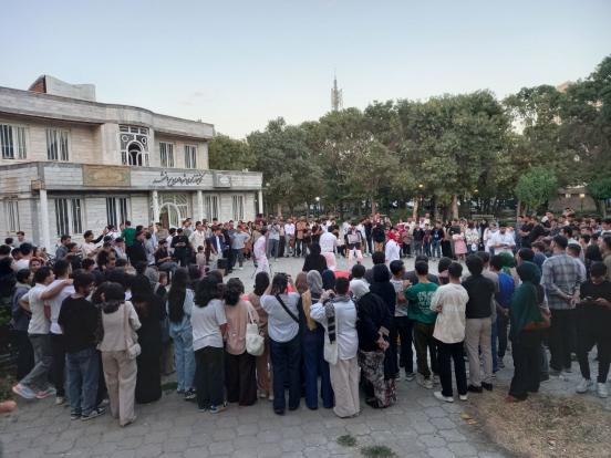 در نخستین روز سومین جشنواره تئاتر خیابانی زاب، پیرانشهر به شهری متفاوت تبدیل شد؛ شهری که زنان، دختران و مردمان عاشق فرهنگش با حضوری بی‌سابقه در خیابان‌ها، به جهان ثابت کردند که تئاتر تنها یک نمایش نیست، بلکه فریادی لطیف برای زندگی، امید و ارتقای فرهنگ عمومی است.