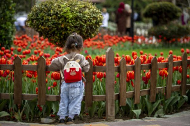  در روزگاری که صدای اعلان تلفن‌های همراه، ترافیک شهری، کلاس‌های فشرده و هجوم بی‌وقفه محتوا به بخشی از زندگی روزمره تبدیل شده، موضوع تازه ای بنام حق سکوت و آرامش در ادبیات حقوق کودک پررنگ شده است. کودکانمان برای سالم ماندن ذهن و شکل‌گیری شخصیت خود به سکوت و آرامش نیازمندند. مفهومی که پژوهشگران حقوقی از آن با عنوان حق بر سکوت یاد می‌کنند.