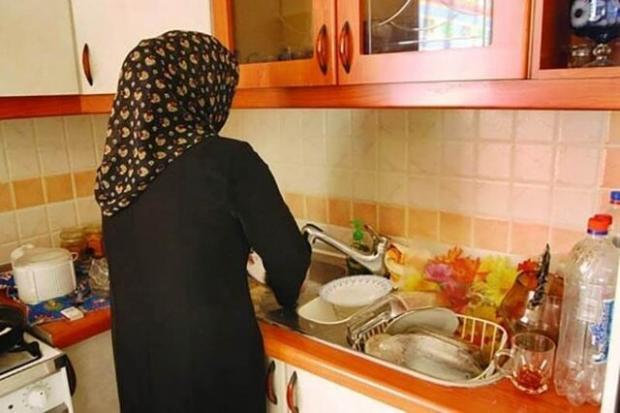 زنان خانه‌دار بخش عمده‌ای از جمعیت زنان در بسیاری از کشورهای جهان و ایران را تشکیل می‌دهند و نقش آنان در پایداری خانواده و تداوم حیات اجتماعی، فرهنگی و اقتصادی جامعه انکار ناپذیر است. در منظومه ارزشی ایران نیز خانواده به عنوان کانون اصلی آرامش، تربیت و تعالی انسانی شناخته می‌شود و نقش زنان خانه‌دار در حفظ انسجام و پایداری خانواده جایگاهی بنیادین دارد.