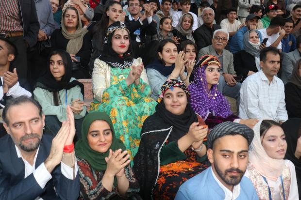 تا دقایقی دیگر، صدای آخرین زنگ جشنواره زیویه در رستوران «شانشین» طنین خواهد انداخت؛ جایی که هنر، آیین و مردم دوباره در هم می‌آمیزند تا سومین فصل این روایت شگفت‌انگیز را با یاد، احترام و لبخند به پایان برسانند.